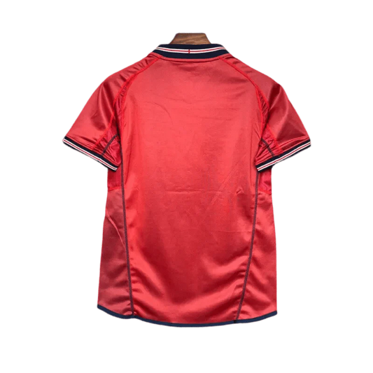 https://cdn.shopify.com/s/files/1/0826/7228/8075/files/2002-england-away-red-retro-kit-206770.webp?v=1741196950