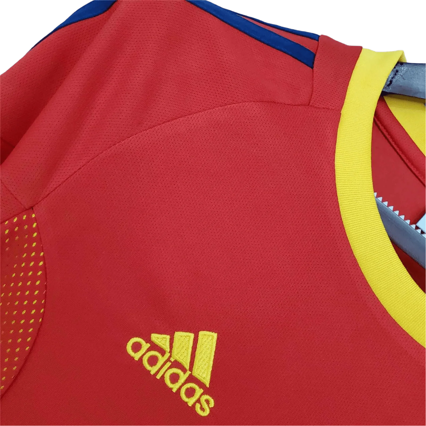 https://cdn.shopify.com/s/files/1/0826/7228/8075/files/2002-spain-home-red-retro-kit-344926.webp?v=1741197168