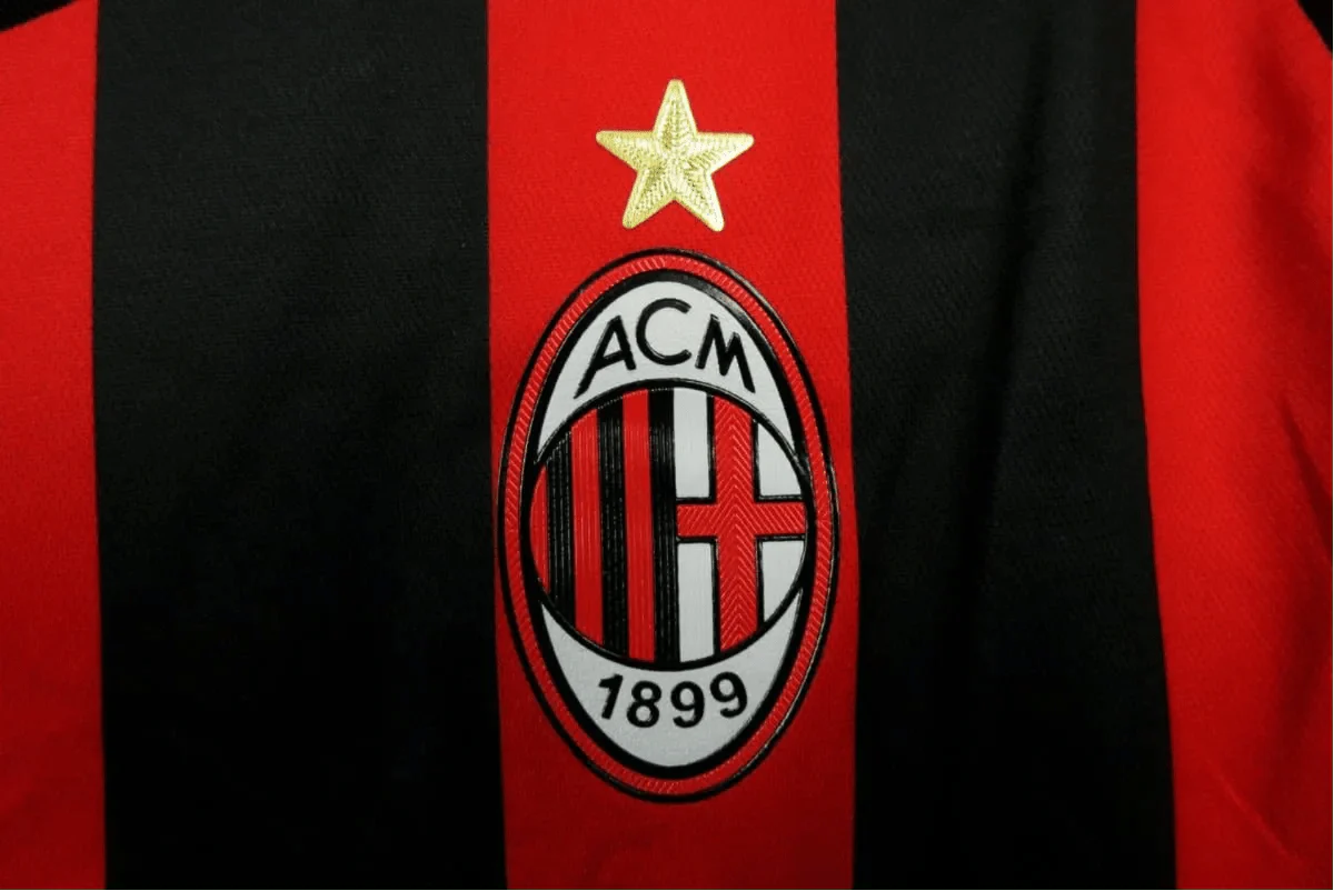 https://cdn.shopify.com/s/files/1/0826/7228/8075/files/20022003-ac-milan-opel-home-retro-kit-562990.webp?v=1741197289