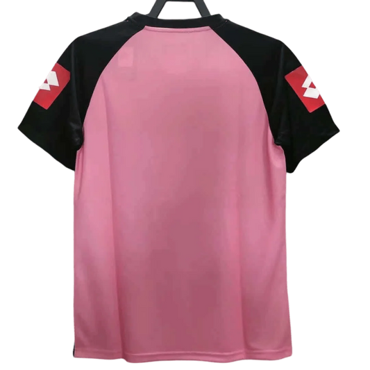 https://cdn.shopify.com/s/files/1/0826/7228/8075/files/20022003-juventus-tamoil-buffon-goalkeeper-pink-retro-kit-classickits433-562287.webp?v=1741198792