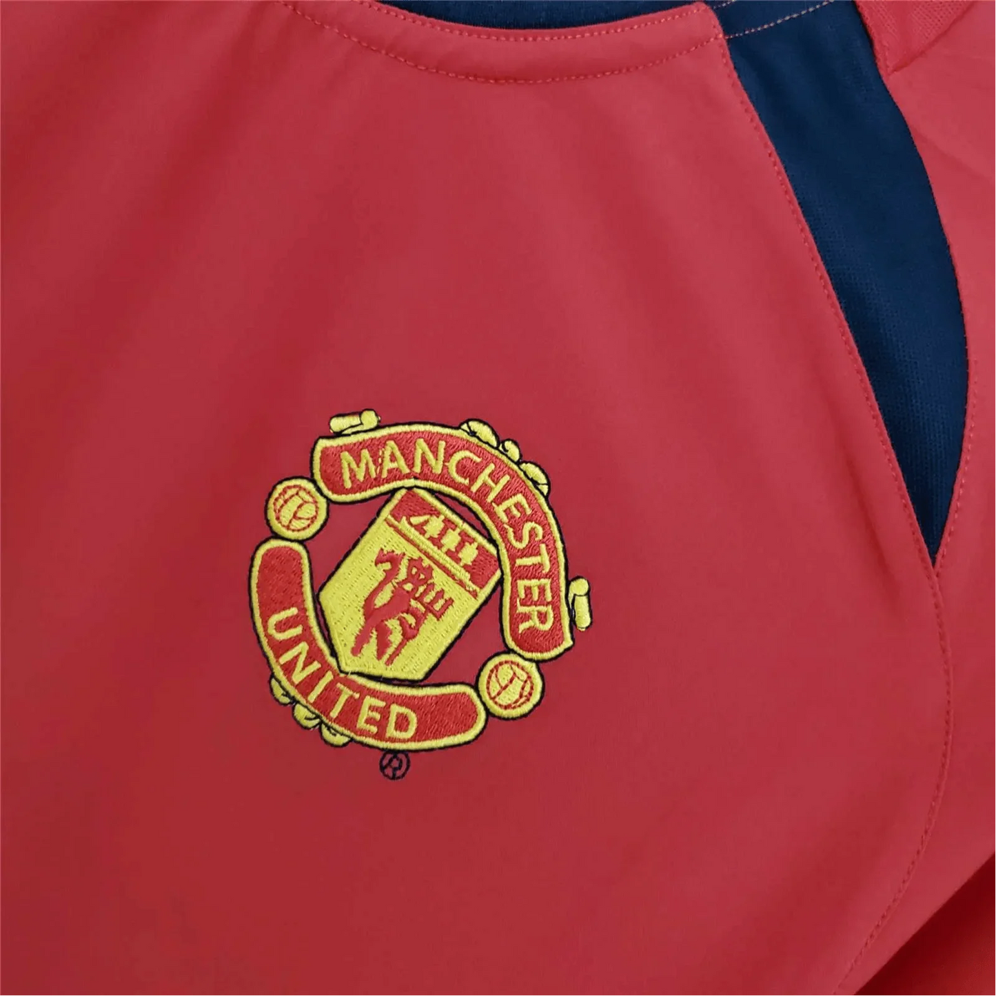 https://cdn.shopify.com/s/files/1/0826/7228/8075/files/20022003-manchester-united-vodafone-home-retro-kit-classickits433-138630.webp?v=1741197749