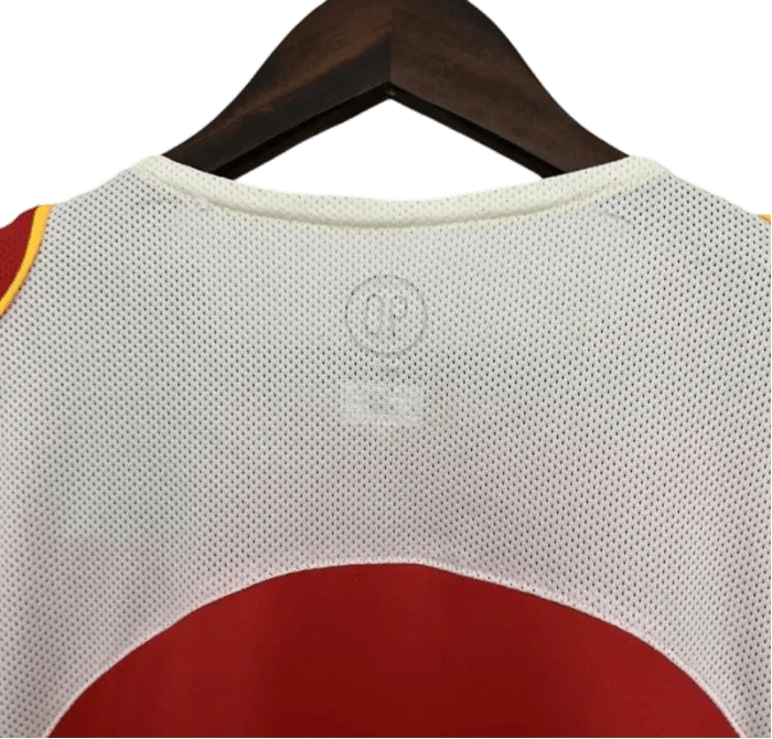 https://cdn.shopify.com/s/files/1/0826/7228/8075/files/20042005-arsenal-sponsor-o2-home-retro-kit-classickits433-332384.webp?v=1741199353