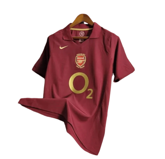 https://cdn.shopify.com/s/files/1/0826/7228/8075/files/20052006-arsenal-sponsor-o2-home-retro-kit-classickits433-970153.webp?v=1741199331
