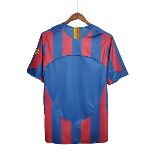 https://cdn.shopify.com/s/files/1/0826/7228/8075/files/20052006-fc-barcelona-home-retro-kit-classickits433-827553.webp?v=1741199022