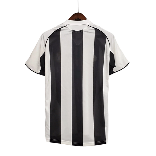 https://cdn.shopify.com/s/files/1/0826/7228/8075/files/20052006-newcastle-utd-northern-rock-home-retro-kit-classickits433-677554.webp?v=1741197846