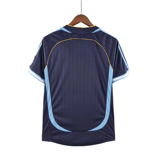 https://cdn.shopify.com/s/files/1/0826/7228/8075/files/2006-argentina-away-retro-kit-569992.webp?v=1741197281