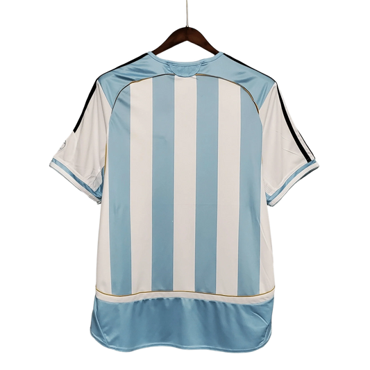 https://cdn.shopify.com/s/files/1/0826/7228/8075/files/2006-argentina-world-cup-home-retro-kit-classickits433-696256.webp?v=1741198778