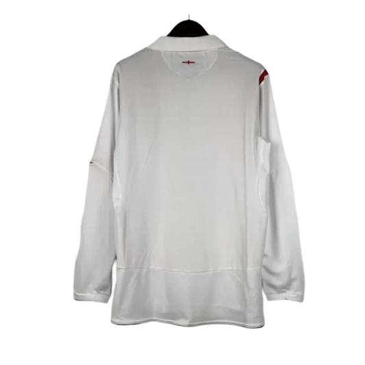 https://cdn.shopify.com/s/files/1/0826/7228/8075/files/2006-england-home-retro-kit-long-sleeves-438128.webp?v=1741196949