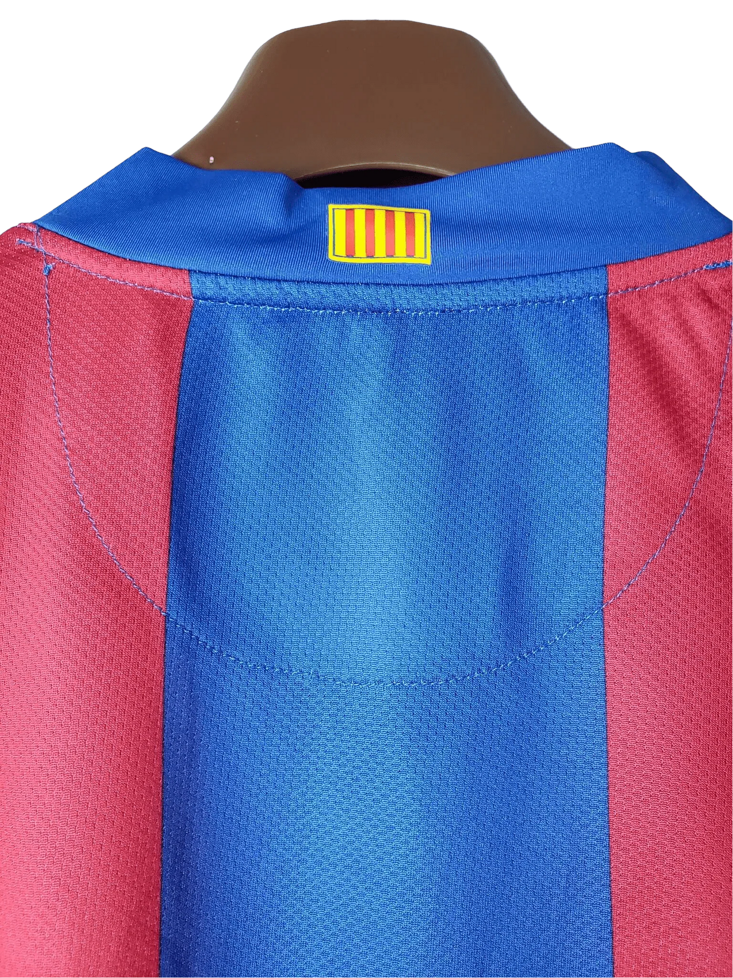 https://cdn.shopify.com/s/files/1/0826/7228/8075/files/20072008-fc-barcelona-unicef-home-retro-kit-long-sleeves-classickits433-528085.webp?v=1741197565
