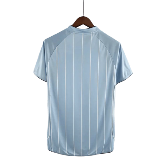 https://cdn.shopify.com/s/files/1/0826/7228/8075/files/20082009-manchester-city-thomas-cook-home-retro-kit-classickits433-496748.webp?v=1741198272