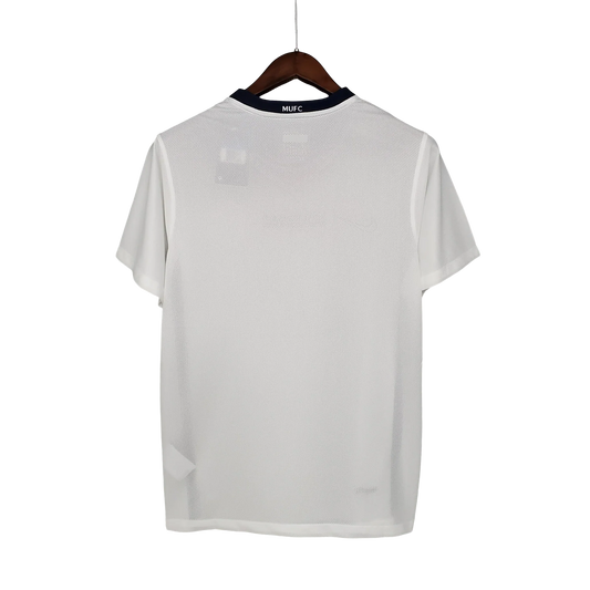 https://cdn.shopify.com/s/files/1/0826/7228/8075/files/20082009-manchester-united-aig-white-away-retro-kit-classickits433-144803.webp?v=1741198473