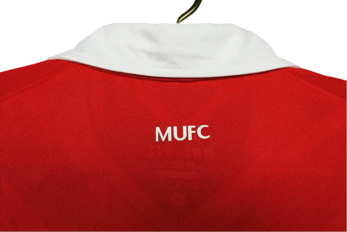 https://cdn.shopify.com/s/files/1/0826/7228/8075/files/20102011-manchester-united-aon-home-retro-kit-classickits433-112020.webp?v=1741197615