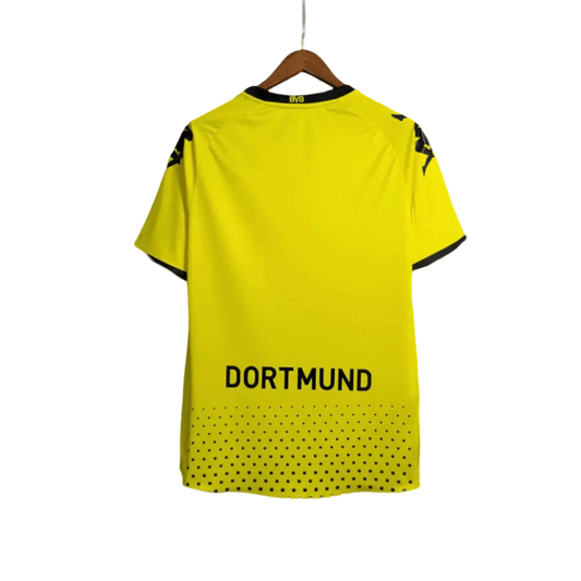 https://cdn.shopify.com/s/files/1/0826/7228/8075/files/20112012-borussia-dortmund-evonic-home-retro-kit-classickits433-887124.webp?v=1741197747