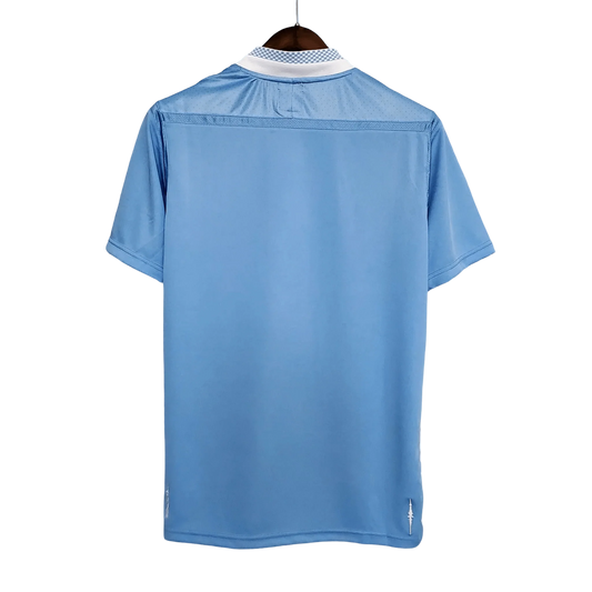 https://cdn.shopify.com/s/files/1/0826/7228/8075/files/20112012-manchester-city-etihad-airways-home-retro-kit-classickits43-206759.webp?v=1741198295