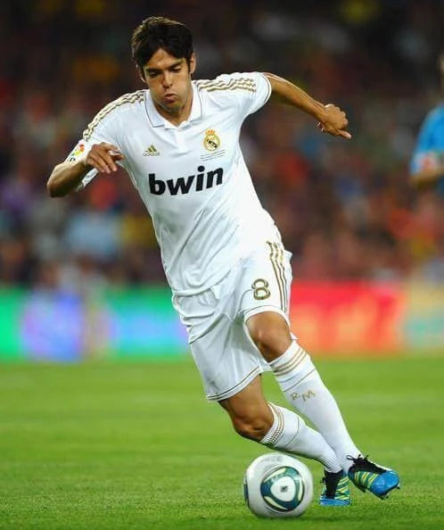 https://cdn.shopify.com/s/files/1/0826/7228/8075/files/20112012-real-madrid-bwin-white-home-retro-kit-classickits433-559614.webp?v=1741198456