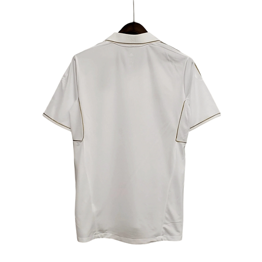 https://cdn.shopify.com/s/files/1/0826/7228/8075/files/20112012-real-madrid-bwin-white-home-retro-kit-classickits433-817459.webp?v=1741198454
