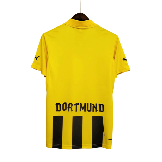 https://cdn.shopify.com/s/files/1/0826/7228/8075/files/20122013-borussia-dortmund-evonik-home-retro-kit-classickits433-471740.webp?v=1741199395