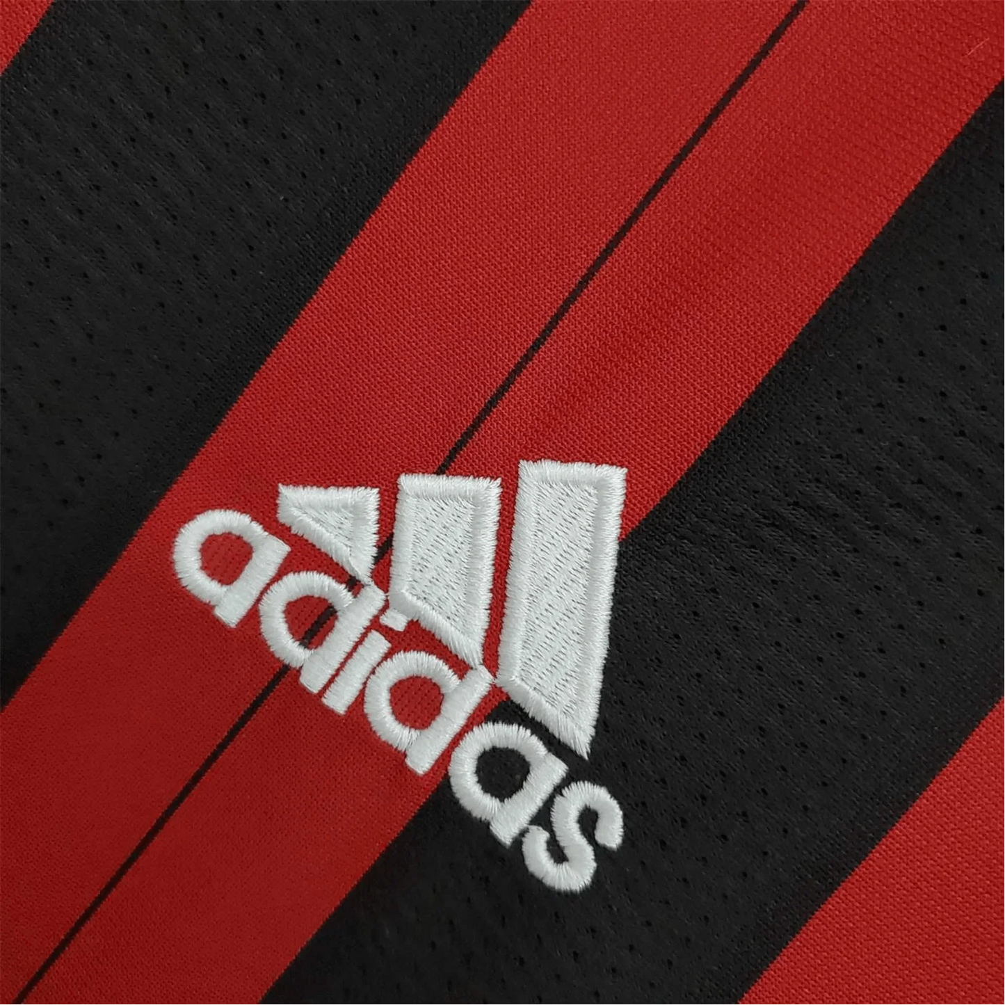 https://cdn.shopify.com/s/files/1/0826/7228/8075/files/20132014-ac-milan-fly-emirates-home-retro-kit-228318.webp?v=1741197453