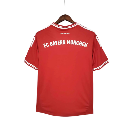 https://cdn.shopify.com/s/files/1/0826/7228/8075/files/20132014-bayern-munich-ucl-final-home-retro-kit-classickits433-431379.webp?v=1741197850