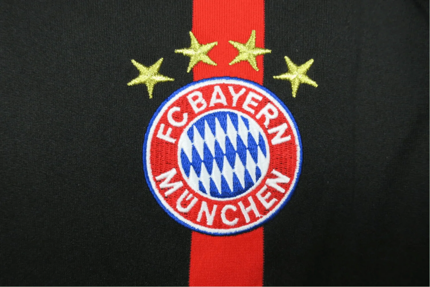 https://cdn.shopify.com/s/files/1/0826/7228/8075/files/20142015-bayern-munich-third-black-retro-kit-classickits433-408328.webp?v=1741197831