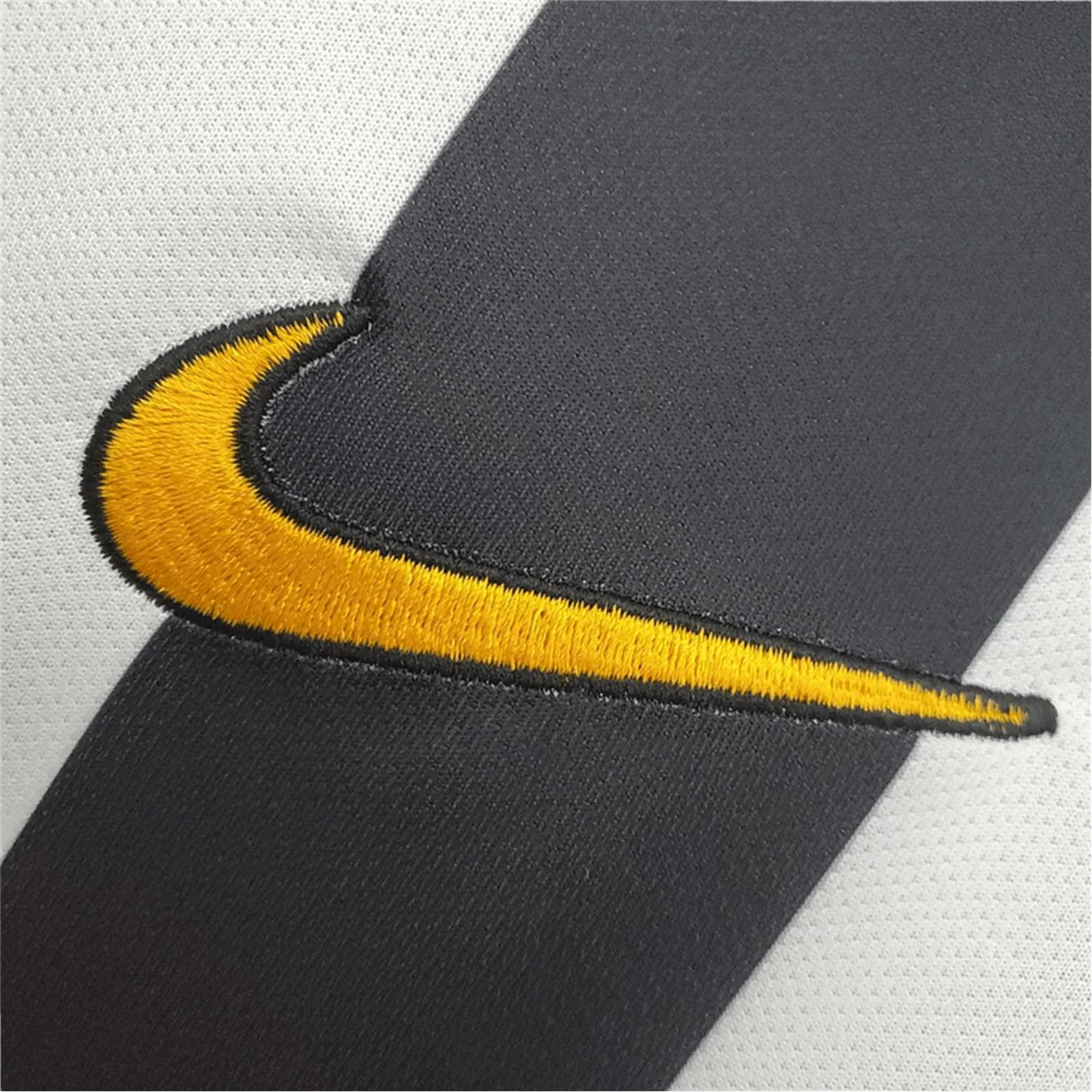 https://cdn.shopify.com/s/files/1/0826/7228/8075/files/20142015-juventus-jeep-home-retro-kit-851729.webp?v=1741197450