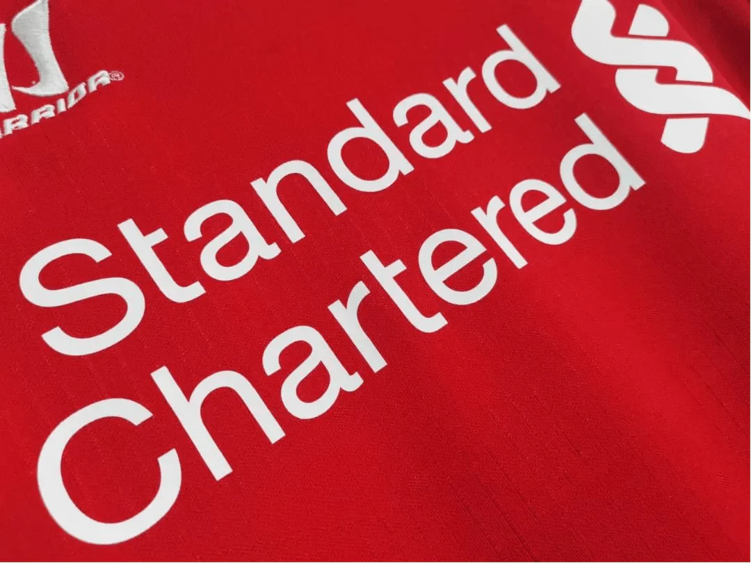 https://cdn.shopify.com/s/files/1/0826/7228/8075/files/20142015-liverpooi-standard-chartered-home-retro-kit-classickits433-474453.webp?v=1741197834