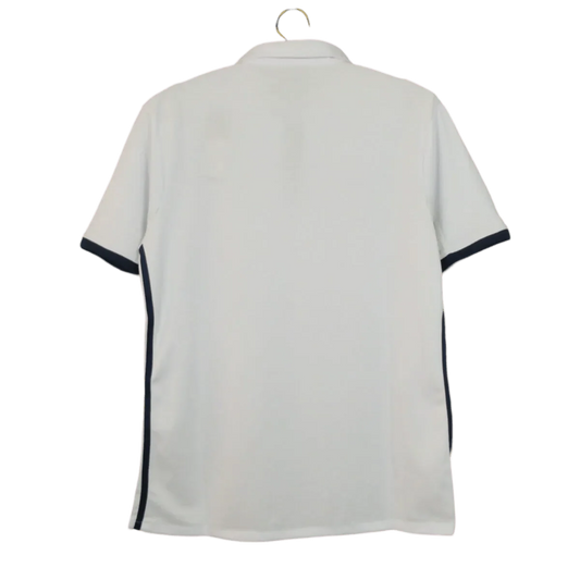 https://cdn.shopify.com/s/files/1/0826/7228/8075/files/20162017-real-madrid-fly-emirates-home-retro-kit-230938.webp?v=1741197451