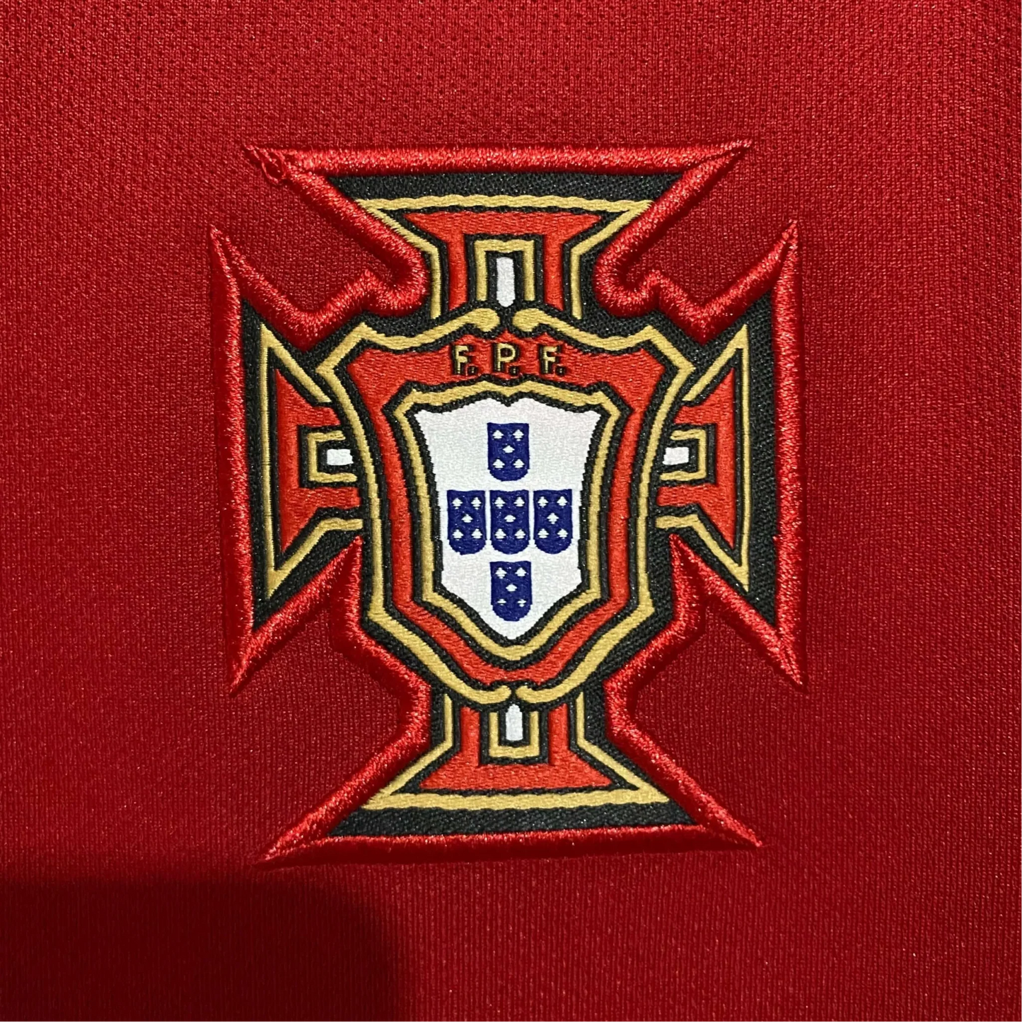 https://cdn.shopify.com/s/files/1/0826/7228/8075/files/2018-portugal-home-retro-kit-167083.webp?v=1741197181