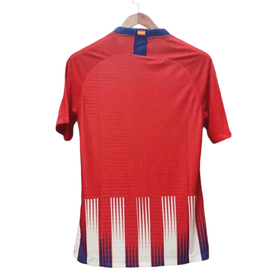 https://cdn.shopify.com/s/files/1/0826/7228/8075/files/20182019-atletico-madrid-plus500-home-vapormatch-retro-kit-classickits433-639632.webp?v=1741198278