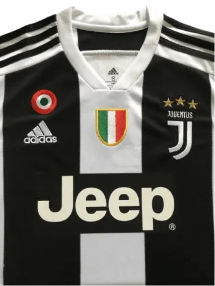 https://cdn.shopify.com/s/files/1/0826/7228/8075/files/20182019-juventus-jeep-home-retro-kit-934629.webp?v=1741197182