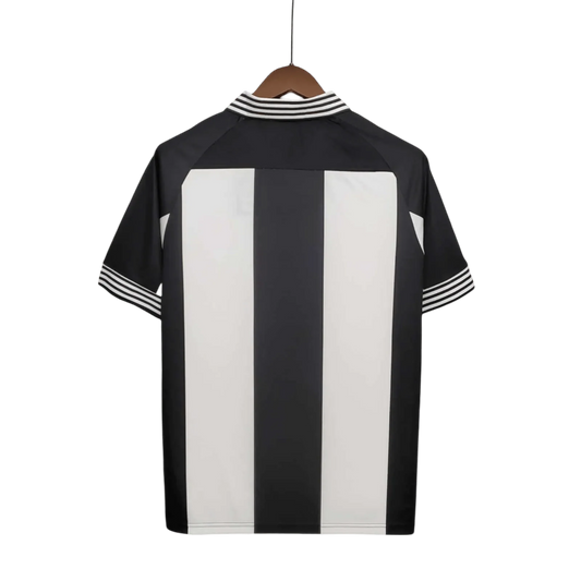 https://cdn.shopify.com/s/files/1/0826/7228/8075/files/newcastle-utd-commemorative-edition-black-white-retro-kit-classickits433-511706.webp?v=1741197835