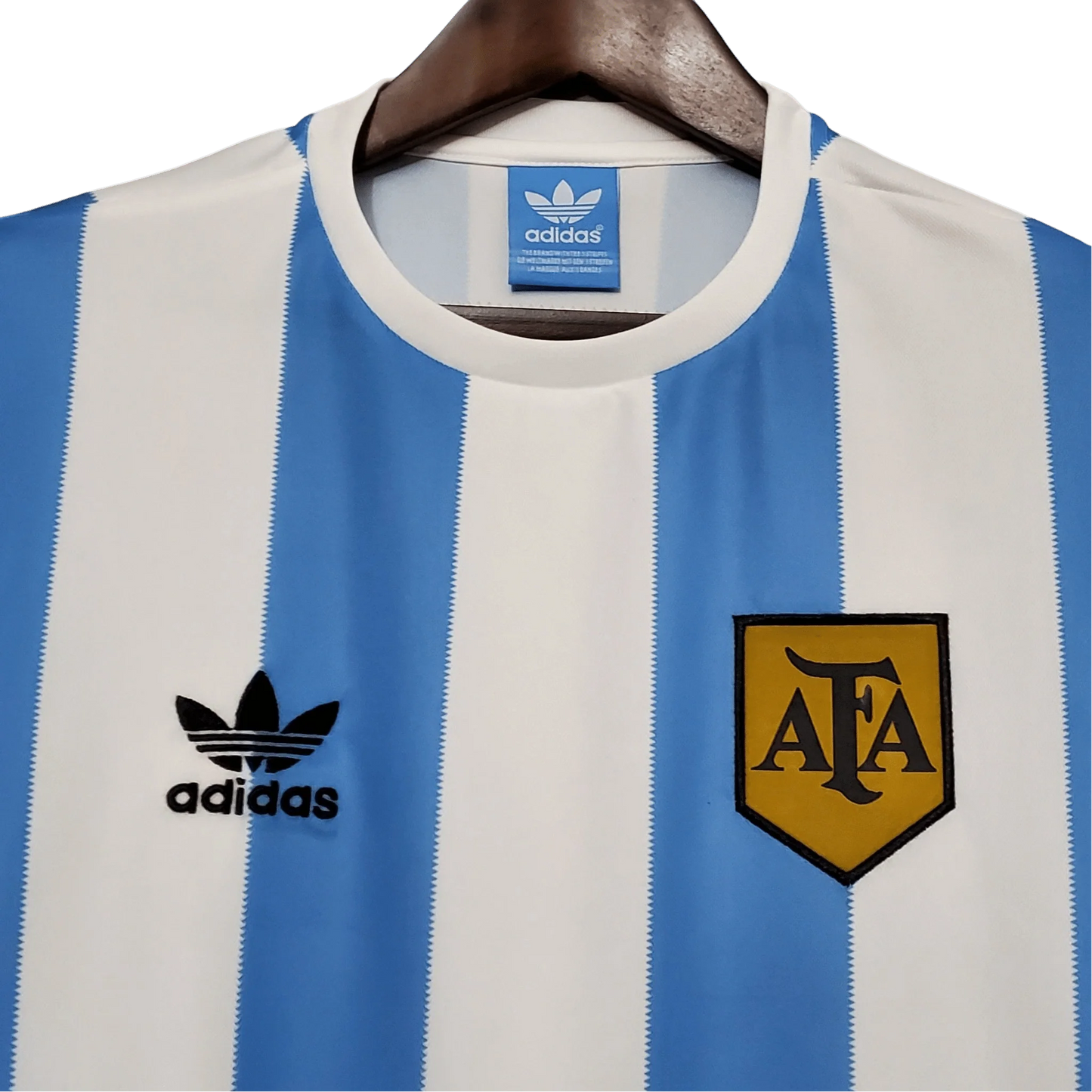 https://cdn.shopify.com/s/files/1/0826/7228/8075/files/1978-argentina-world-cup-home-retro-kit-classickits433-281334.webp?v=1741198768