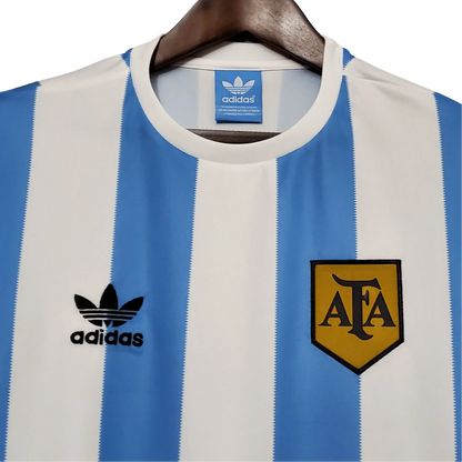 https://cdn.shopify.com/s/files/1/0826/7228/8075/files/1978-argentina-world-cup-home-retro-kit-classickits433-281334.webp?v=1741198768
