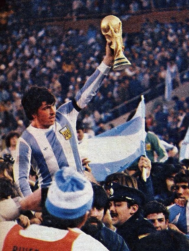 https://cdn.shopify.com/s/files/1/0826/7228/8075/files/1978-argentina-world-cup-home-retro-kit-classickits433-462812.webp?v=1741198764