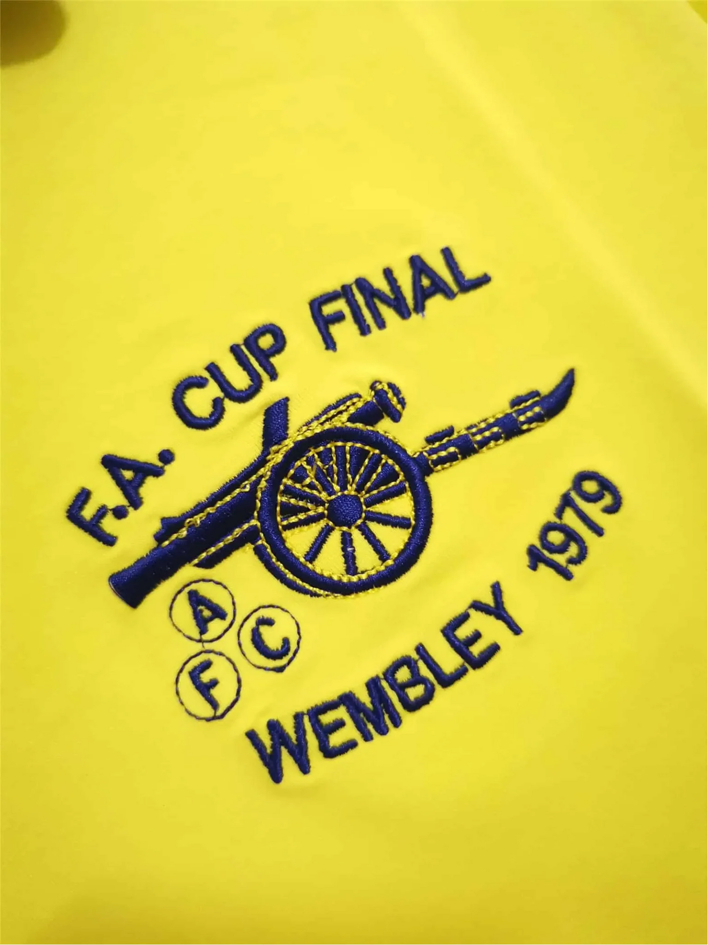 https://cdn.shopify.com/s/files/1/0826/7228/8075/files/1979-arsenal-fa-cup-final-retro-kit-classickits433-329732.webp?v=1741198354