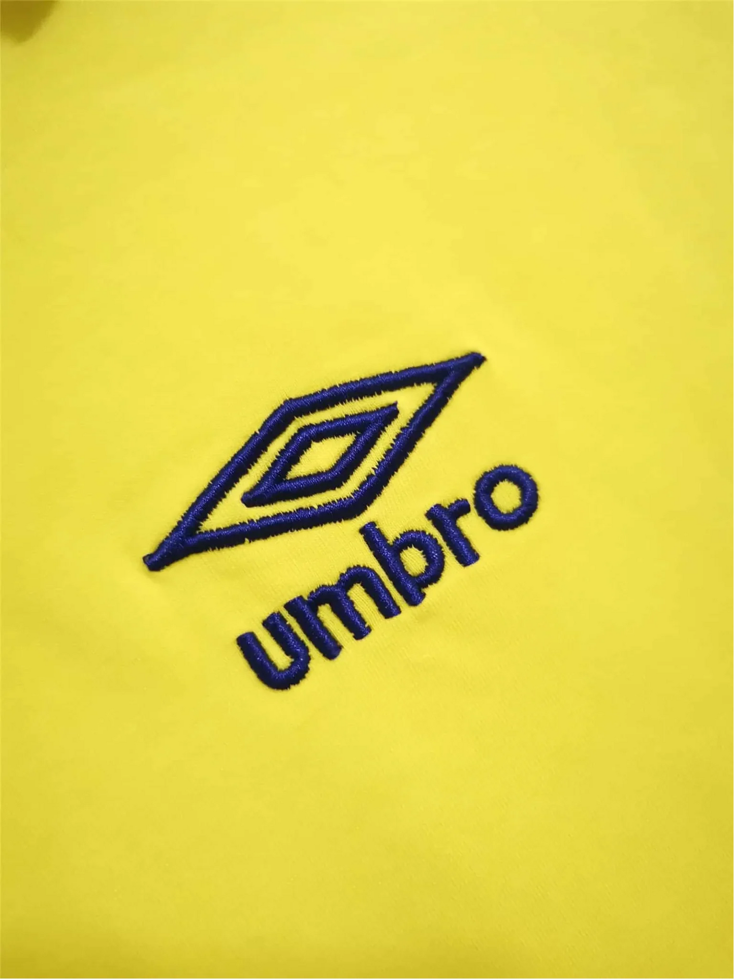 https://cdn.shopify.com/s/files/1/0826/7228/8075/files/1979-arsenal-fa-cup-final-retro-kit-classickits433-700095.webp?v=1741198353