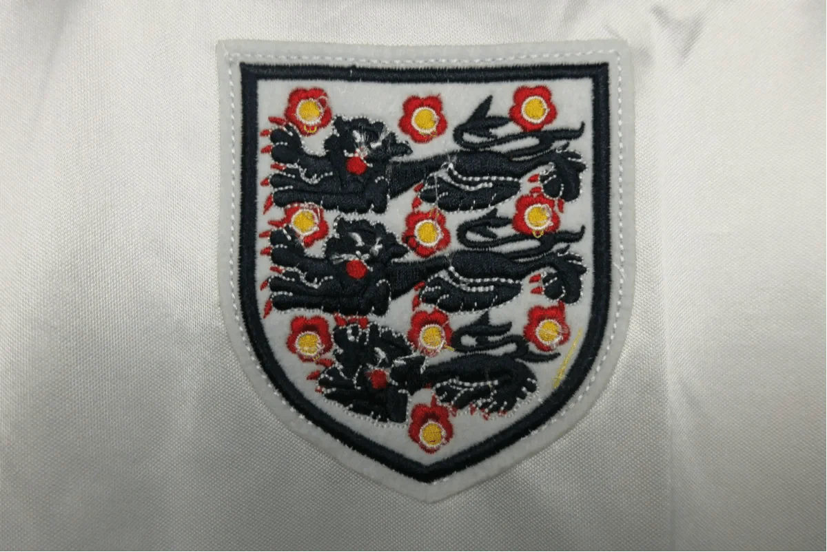 https://cdn.shopify.com/s/files/1/0826/7228/8075/files/1980-england-home-retro-kit-390905.webp?v=1741196942