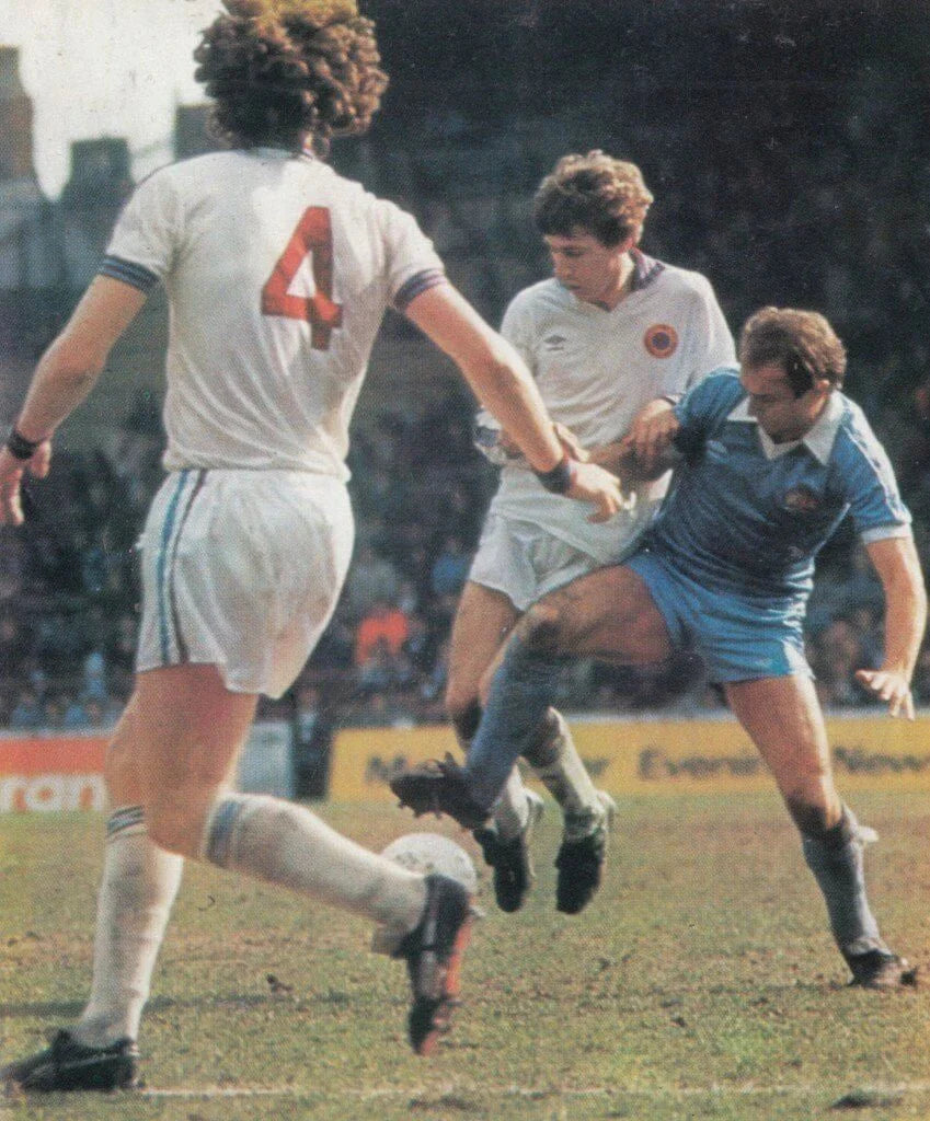 https://cdn.shopify.com/s/files/1/0826/7228/8075/files/19801981-aston-villa-away-retro-kit-classickits433-612763.webp?v=1741199193