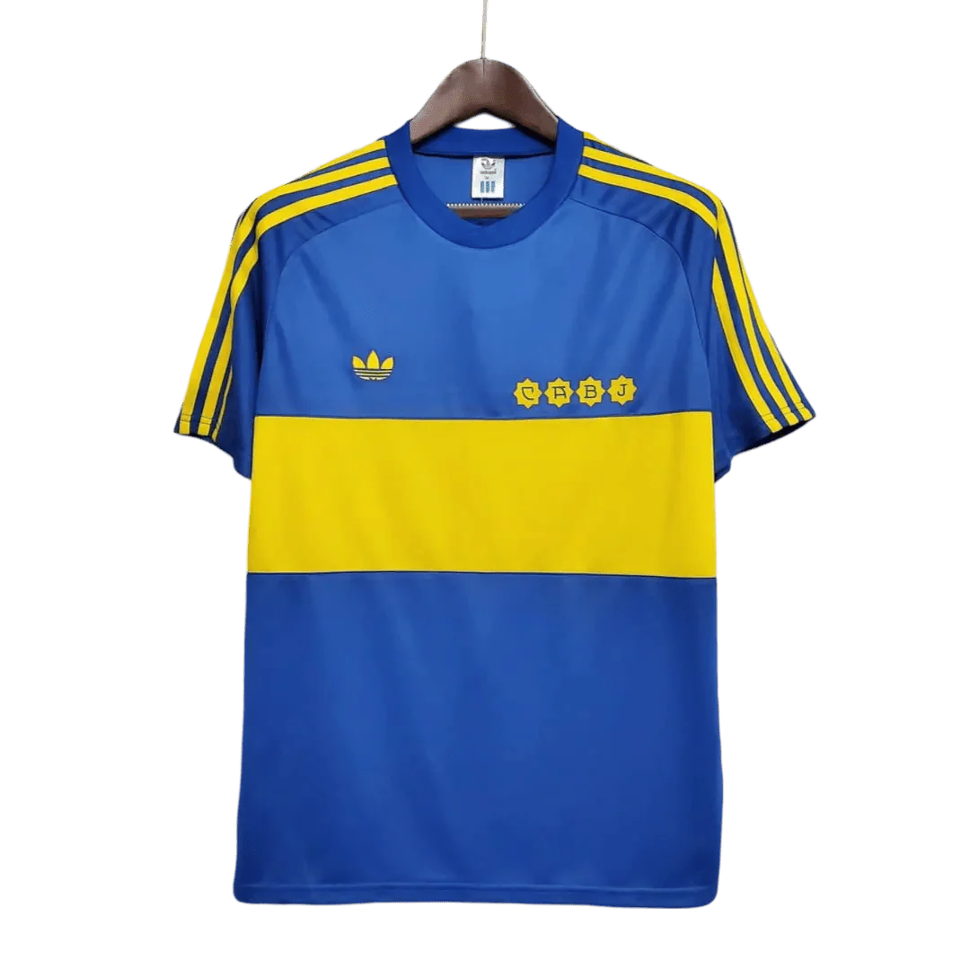 https://cdn.shopify.com/s/files/1/0826/7228/8075/files/19811982-boca-juniors-home-retro-jersey-106048.webp?v=1741197158