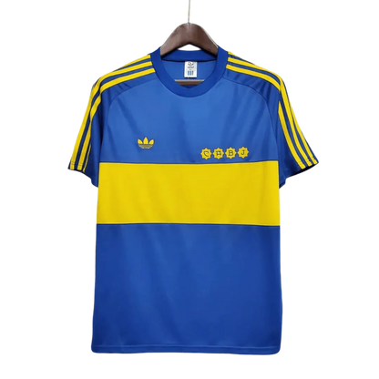 https://cdn.shopify.com/s/files/1/0826/7228/8075/files/19811982-boca-juniors-home-retro-jersey-106048.webp?v=1741197158