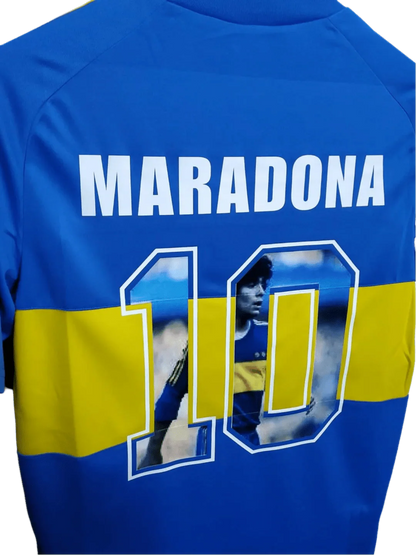 https://cdn.shopify.com/s/files/1/0826/7228/8075/files/19811982-boca-juniors-home-retro-jersey-275695.webp?v=1741197158