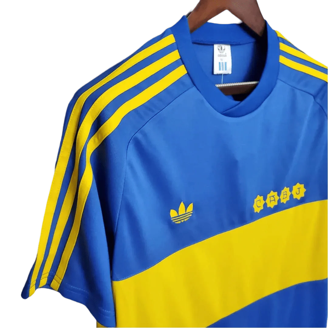 https://cdn.shopify.com/s/files/1/0826/7228/8075/files/19811982-boca-juniors-home-retro-jersey-345915.webp?v=1741197157