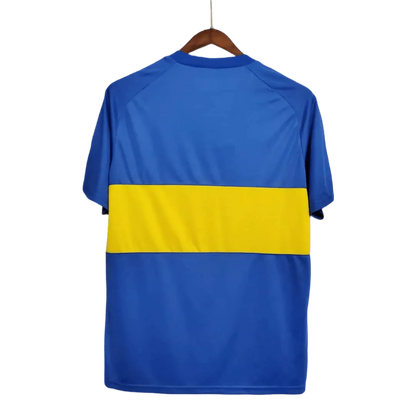 https://cdn.shopify.com/s/files/1/0826/7228/8075/files/19811982-boca-juniors-home-retro-jersey-351287.webp?v=1741197156