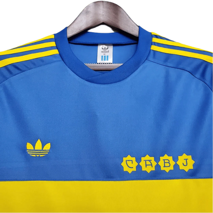 https://cdn.shopify.com/s/files/1/0826/7228/8075/files/19811982-boca-juniors-home-retro-jersey-609090.webp?v=1741197158