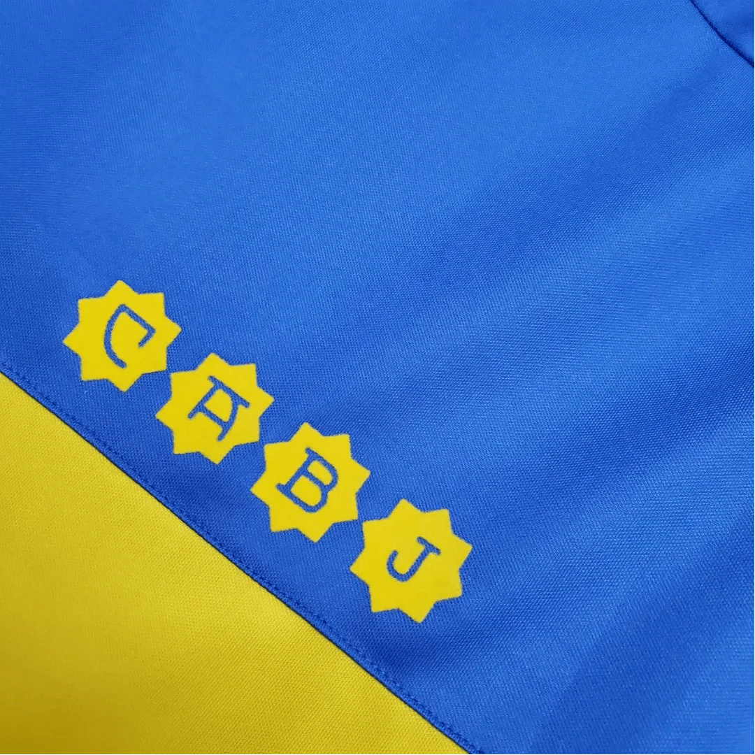 https://cdn.shopify.com/s/files/1/0826/7228/8075/files/19811982-boca-juniors-home-retro-jersey-765859.webp?v=1741197158