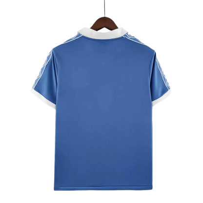 https://cdn.shopify.com/s/files/1/0826/7228/8075/files/19811982-manchester-city-centenary-cup-final-home-retro-kit-classickits433-282141.webp?v=1741198009