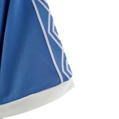 https://cdn.shopify.com/s/files/1/0826/7228/8075/files/19811982-manchester-city-centenary-cup-final-home-retro-kit-classickits433-348316.webp?v=1741198008