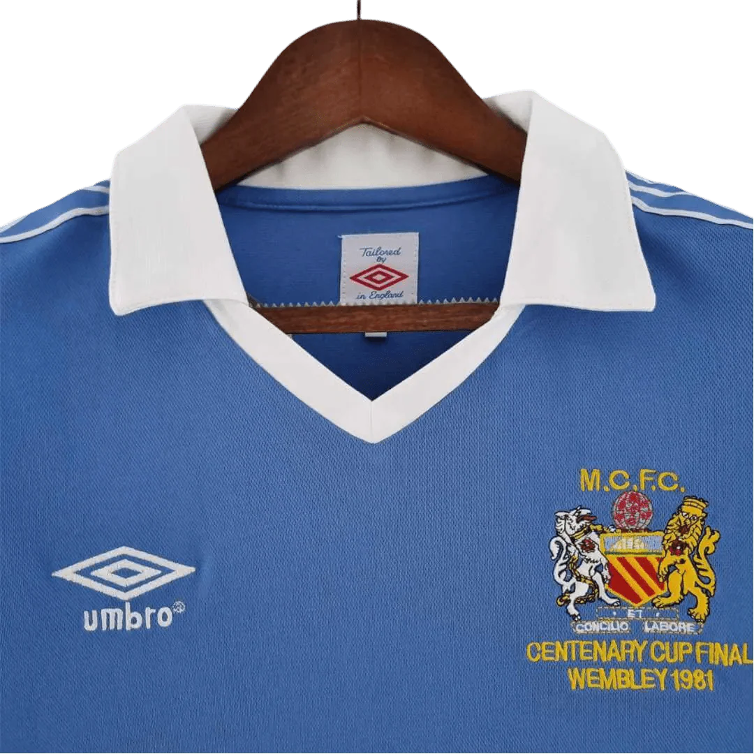 https://cdn.shopify.com/s/files/1/0826/7228/8075/files/19811982-manchester-city-centenary-cup-final-home-retro-kit-classickits433-494540.webp?v=1741198007