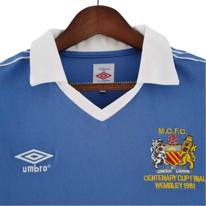 https://cdn.shopify.com/s/files/1/0826/7228/8075/files/19811982-manchester-city-centenary-cup-final-home-retro-kit-classickits433-494540.webp?v=1741198007