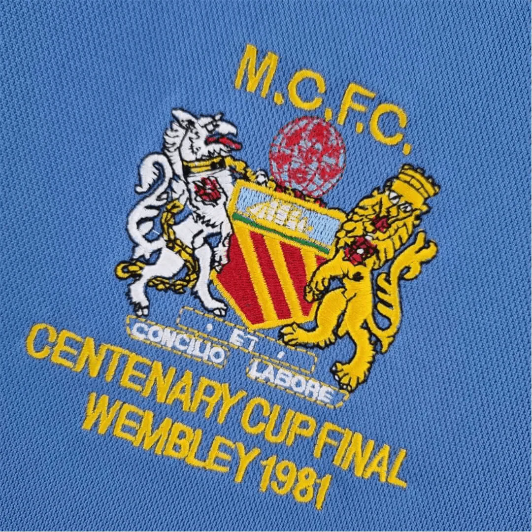 https://cdn.shopify.com/s/files/1/0826/7228/8075/files/19811982-manchester-city-centenary-cup-final-home-retro-kit-classickits433-596892.webp?v=1741198010
